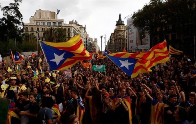 Χιλιάδες μαθητές και φοιτητές κατέκλυσαν τη Βαρκελώνη: Θα ψηφίσουμε ανεξαρτησία της Καταλονίας
