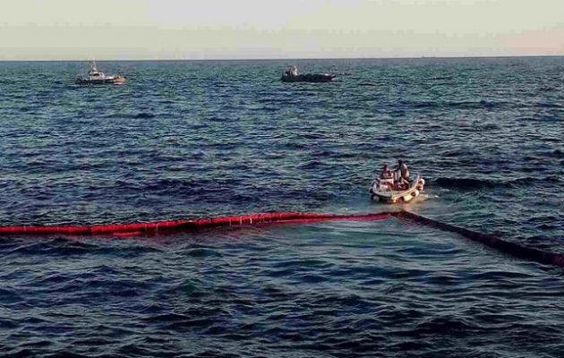 Συνεχίζονται οι προσπάθειες απορρύπανσης της πετρελαιοκηλίδας στον Σαρωνικό (φωτο)