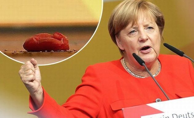 Πέταξαν ντομάτες στη Μέρκελ – Της φώναξαν “προδότες” και “ψεύτες” (βίντεο)