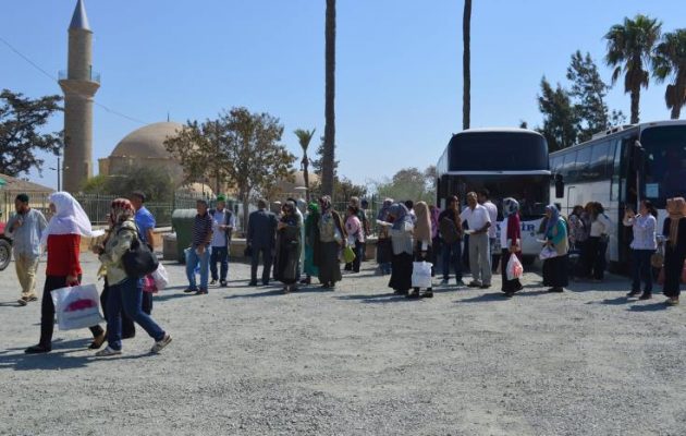 Η Κυπριακή Δημοκρατία επέτρεψε σε Τούρκους εποίκους να προσευχηθούν σε τζαμί στη Λάρνακα