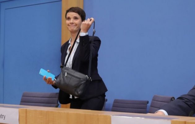 Η συμπρόεδρος του εθνικιστικού δεξιού AfD Φράουκε Πέτρι αποχωρεί από το κόμμα