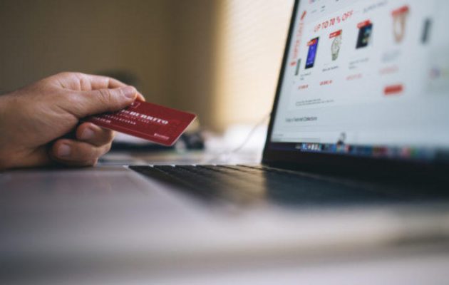 Πρόσθετους φόρους για τις πωλήσεις μέσω Διαδικτύου εξετάζει η Κομισιόν