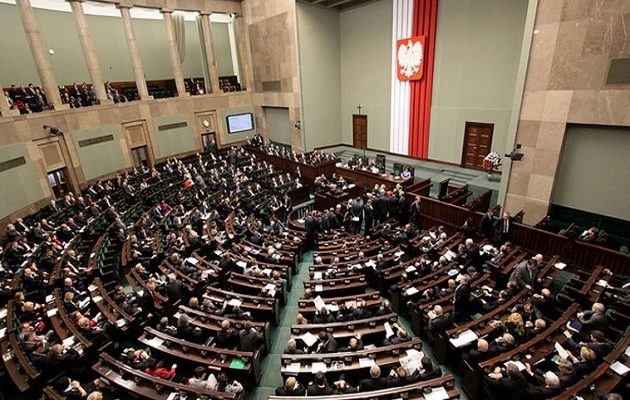 Η Ευρωπαϊκή Επιτροπή απειλεί την Πολωνία με παραπομπή στο Δικαστήριο