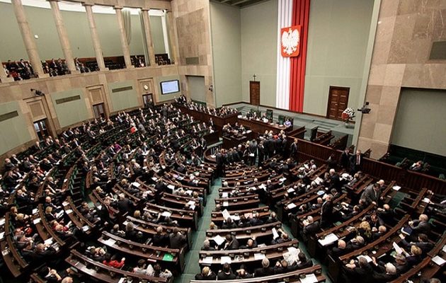 Η Ευρωπαϊκή Επιτροπή απειλεί την Πολωνία με παραπομπή στο Δικαστήριο