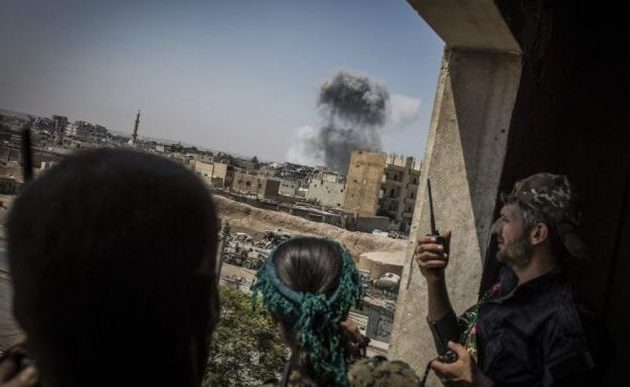 Δεκαοχτώ νεκροί σε πηγάδι στην πολιορκημένη Ράκα – Βομβαρδίστηκαν ενώ έπαιρναν νερό