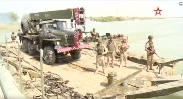 Οι Ρώσοι έστησαν στρατιωτική γέφυρα πάνω από τον Ευφράτη στη Ντέιρ Αλ Ζουρ (βίντεο)