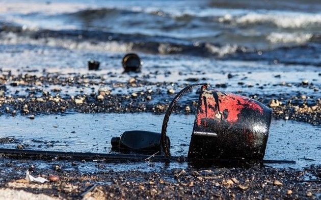 Σκάφος απορρύπανσης στέλνει στην Ελλάδα η Κομισιόν