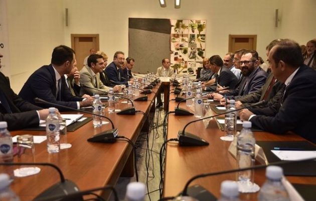 Με φόρα από τον Μακρόν ο Τσίπρας στη ΔΕΘ για τη “νέα σελίδα της Ελλάδας”