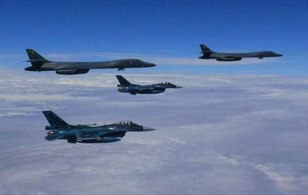 Ο Τραμπ απειλεί ευθέως: Βομβαρδιστικά και μαχητικά πέταξαν πάνω από την Β. Κορέα