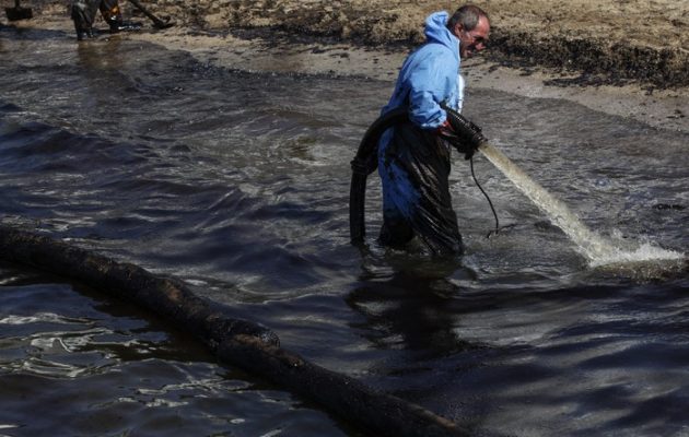 Άλλαξε η λίστα με τις παραλίες που απαγορεύεται η κολύμβηση μετά τη ρύπανση