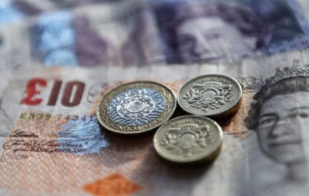 Σε “ελεύθερη πτώση” η στερλίνα μετά το “φιάσκο” της ομιλίας της Τερέζα Μέι