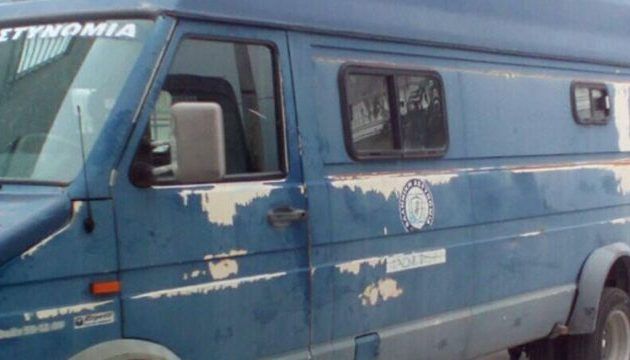 Θεσσαλονίκη: Στις φλόγες μεταγωγικό όχημα της αστυνομίας με τρεις κρατουμένους