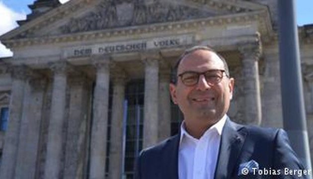 Ο Έλληνας που θα “εγκαινιάσει” τη γερμανική Μπούντεσταγκ με τον Σόιμπλε