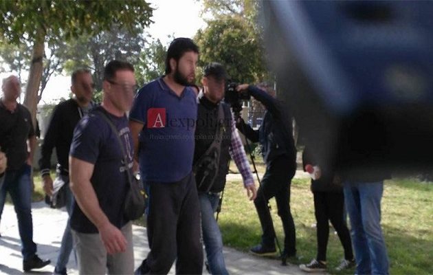 O τζιχαντιστής που συνελήφθη στην Αλεξανδρούπολη σε βίντεο κρατάει κομμένο κεφάλι