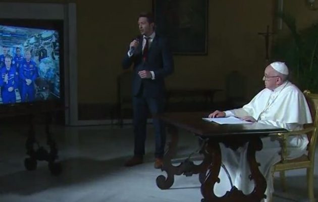 Τι ρώτησε να μάθει ο πάπας Φραγκίσκος τους αστροναύτες που βρίσκονται στο διάστημα (βίντεο)