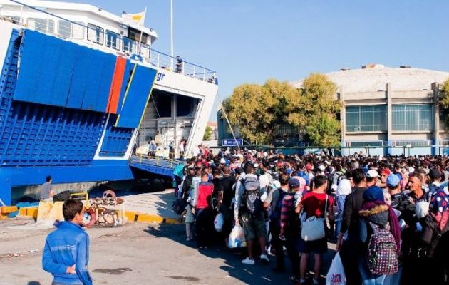 Μεταφέρουν πρόσφυγες από τη Λέσβο για να “αναπνεύσει” η Μόρια