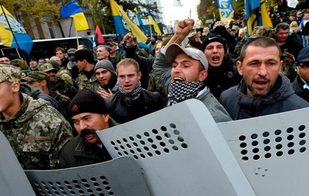 Χιλιάδες Ουκρανοί διαδηλωτές ζήτησαν παραίτηση Ποροσένκο: “Είσαι υπεύθυνος για την φτώχεια”