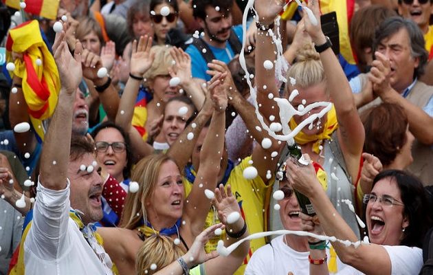 Mε σαμπάνιες γιόρτασαν οι Καταλανοί την απόφαση για κήρυξη της ανεξαρτησίας τους