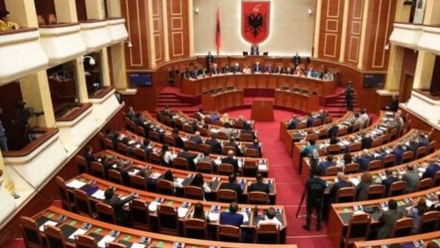 Τσόντες “χαζεύουν” πολλοί Αλβανοί βουλευτές στις συνεδριάσεις της Βουλής