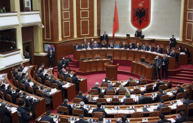 Στην Αλβανία η μαφία κάθεται στα έδρανα της Βουλής και κυβερνά τη χώρα