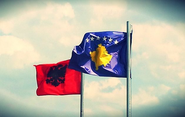 Σημαία του Κοσόβου κυματίζει στο προξενείο της Αλβανίας στο Μιλάνο