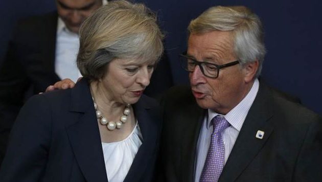 Ανησυχεί ο Γιούνκερ για τη Μέι – Έχει “σακούλες κάτω από τα μάτια” και είναι “μελαγχολική”