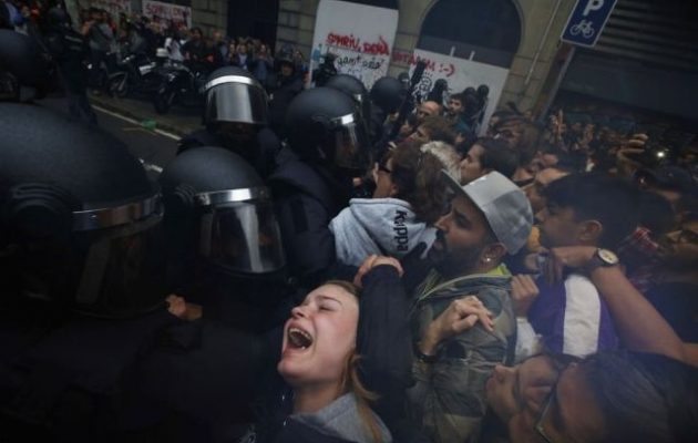 Η Σκωτσέζα Πρωθυπουργός σοκαρίστηκε από τη βία στην Καταλονία: “Αφήστε τους να ψηφίσουν”