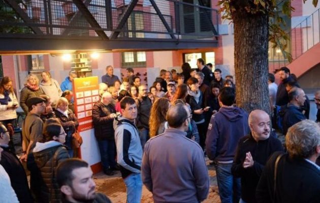 Καταλανοί ταμπουρώνονται σε εκλογικά τμήματα για να αμυνθούν στην ισπανική Αστυνομία