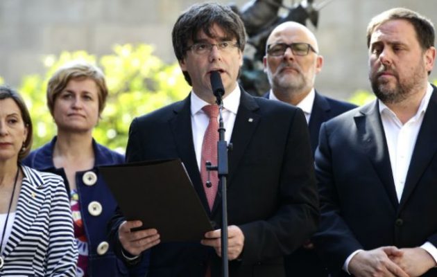 Σίριαλ η Καταλονία – Ο Πουτζδεμόν στις Βρυξέλλες – Ανακήρυξε ανεξαρτησία αλλά συμμετέχει στις εκλογές