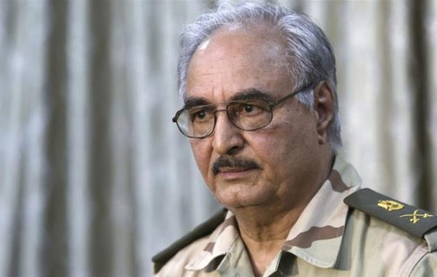 Ανατολική Λιβύη: Ο στρατάρχης Χαφτάρ ζητά στρατιωτική βοήθεια από τη Δύση για να σταματήσει την παράτυπη μετανάστευση