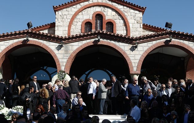 Θρήνος στην κηδεία του Μ. Ζαφειρόπουλου – Κατέρρευσε η μητέρα του και μεταφέρθηκε στην Εντατική