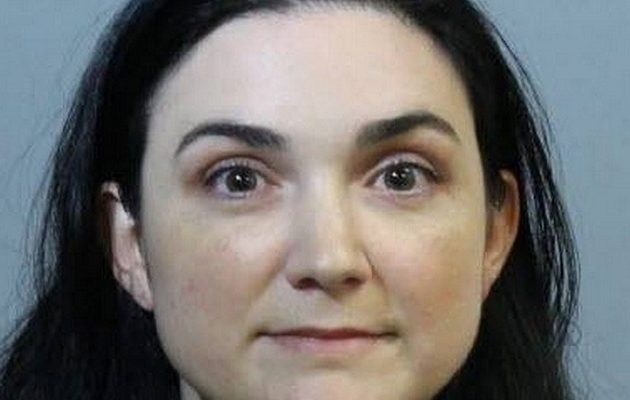 Δασκάλα το “έκανε” 10 φορές μέσα στην τάξη με ανήλικη μαθήτρια της