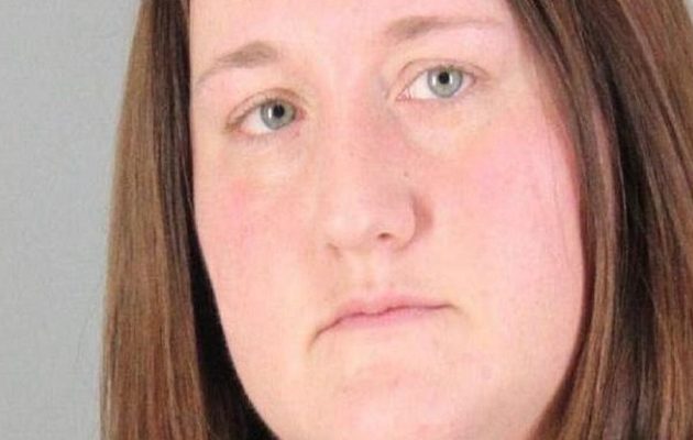 Aχόρταγη 35χρονη δασκάλα γδύθηκε μέσα στη τάξη και έκανε στοματικό σε μαθητές