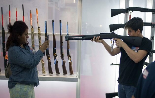 Απίστευτη απόφαση: Παίρνουν τα όπλα οι δημοσιογράφοι στη Ρωσία