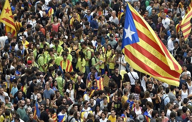 Xιλιάδες Καταλανοί ύψωσαν τη φωνή τους για την ωμή βία της Μαδρίτης- “Παρέλυσε” το Δημόσιο