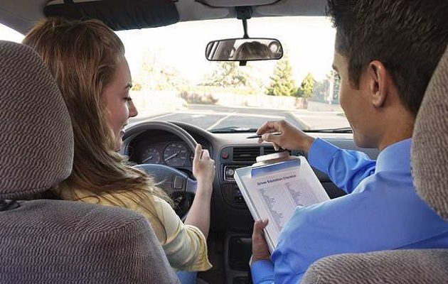 Δίπλωμα οδήγησης στα 17 μελετά το υπουργείο Μεταφορών