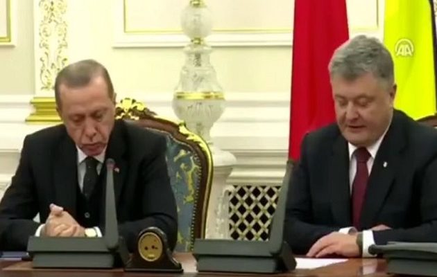Τον πήρε ο ύπνος τον Ερντογάν την ώρα που μίλαγε ο Ποροσένκο (βίντεο)