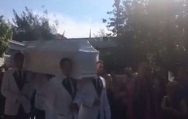 Θρήνος στην κηδεία της 32χρονης εφοριακού που δολοφoνήθηκε μέσα στο νεκροταφείο (φωτο)