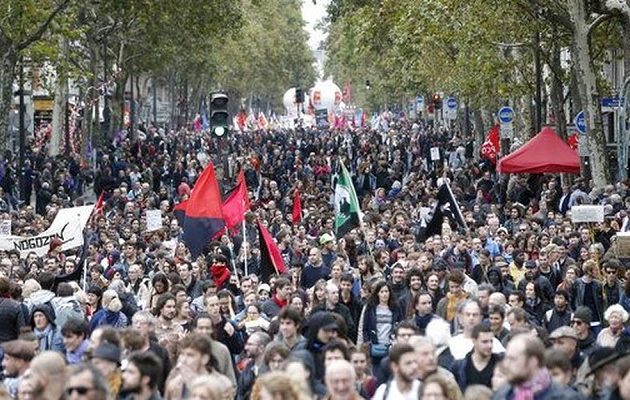 Πάνω από 400.000 δημόσιοι υπάλληλοι στη Γαλλία διαδήλωσαν για το «πάγωμα» των μισθών
