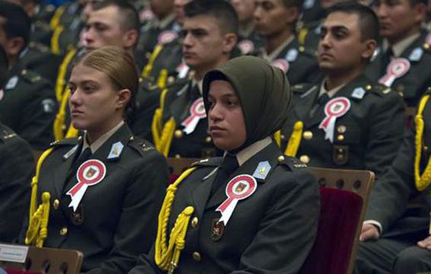 Η πρώτη Τουρκάλα με μαντίλα στη Στρατιωτική Ακαδημία της Τουρκίας