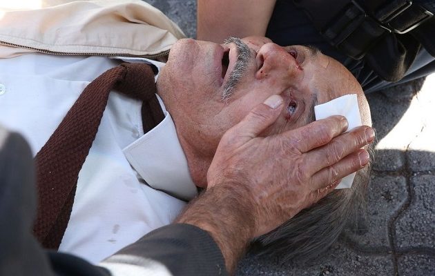 Δικαστήρια Ευελπίδων: Άνδρας των ΜΑΤ κυνηγούσε αντιεξουσιαστή και έριξε ηλικιωμένο από σκάλα (φωτο)