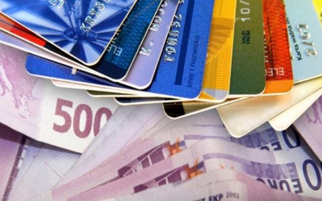 Δείτε πόσα δισ. ευρώ ξόδεψαν οι Έλληνες το 2017 με πιστωτικές και χρεωστικές κάρτες