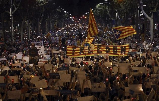 Στους δρόμους της Βαρκελώνης 200.000 Καταλανοί για τις συλλήψεις αυτονομιστών ηγετών