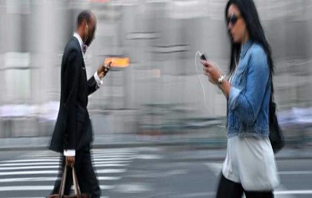 Ποια πόλη απαγορεύει στους πεζούς να στέλνουν μήνυμα στο κινητό τους στο δρόμο