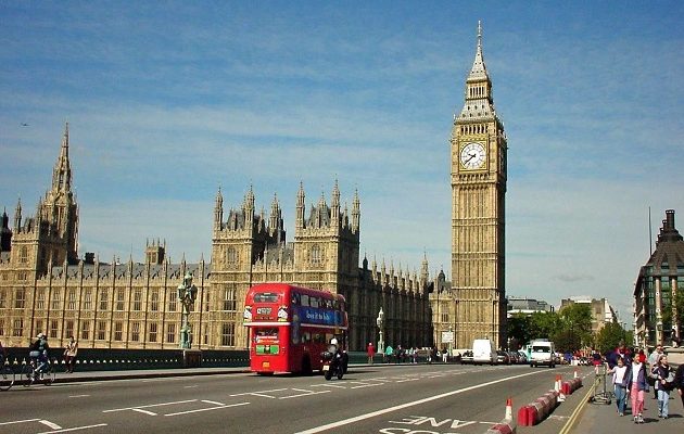 Άντρας κυκλοφορούσε γυμνός φορώντας μόνο μάσκα στο Λονδίνο (φωτο)