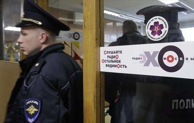 Μόσχα: Άγνωστος εισέβαλε σε ραδιοσταθμό και μαχαίρωσε μία δημοσιογράφο στο λαιμό