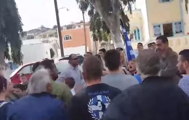 Υπουργείο Παιδείας: Θρασύβουλες πράξεις πατριδοκαπηλίας από τη Χρυσή Αυγή στη Σαντορίνη