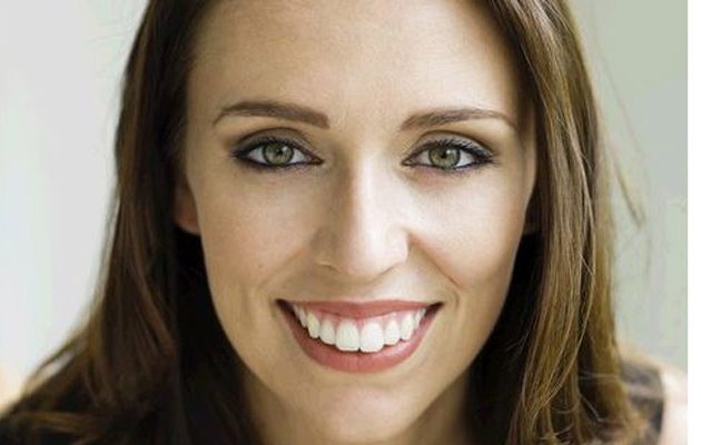 Ποια είναι η 37χρονη που έγινε η νεότερη πρωθυπουργός της Ν. Ζηλανδίας