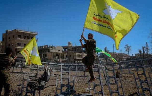 Αυτός είναι ο Νεΐμ που ύψωσε τη σημαία των SDF στην ελεύθερη Ράκα – Τον φωνάζουν “τρελό”