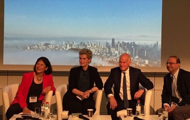 Το ζήσαμε και αυτό: Ο Παπανδρέου πήρε βραβείο Ηγετικής Προσφοράς